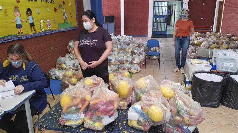 Kits de alimentos da rede de ensino de Curitiba serão entregues até sexta-feira