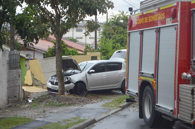 Após acidente, carro invade calçada e derruba muro de casa no São Gabriel